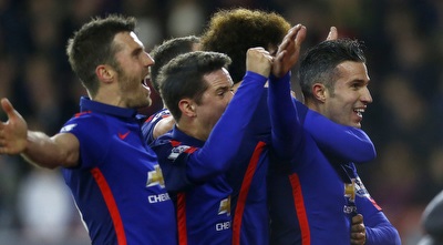 ואן פרסי חוגג עם חבריו (רויטרס)