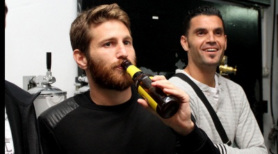 שרן ייני טועם את הבירה (רדאד ג´בארה) שרן ייני טועם את הבירה (רדאד ג´בארה)