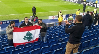 אוהדים עם דגל לבנון (שלומי מאוס)