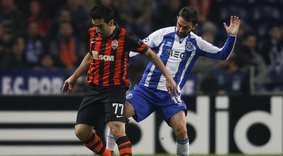 אילסיניו ואדריאן לופס נאבקים על הכדור (רויטרס)