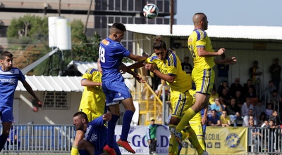 מאבק ראשים ברחבה (יניב גונן) מאבק ראשים ברחבה (יניב גונן)