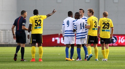 השחקנים משוחחים עם משיח (רדאד ג´בארה)