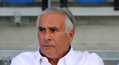 יוסי מזרחי על הספסל (רדאד ג´בארה)