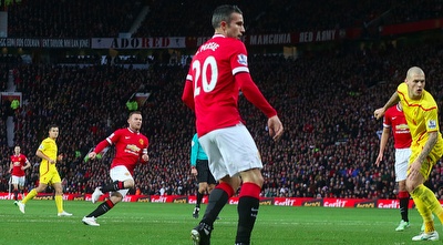 רוני מסתכל על הכדור נכנס לרשת