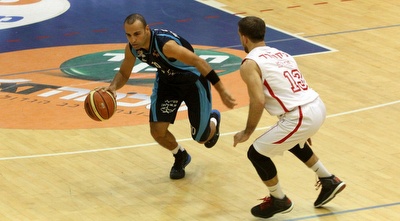 יחזקאל סקוורר מנסה לעצור את אפיק ניסים (חגי ניזרי)