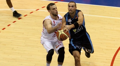 יחזקאל סקוורר ואפיק ניסים במאבק (חגי ניזרי)