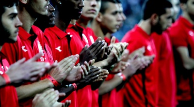 שחקני הפועל חיפה מוחאים כפיים (יניב גונן)