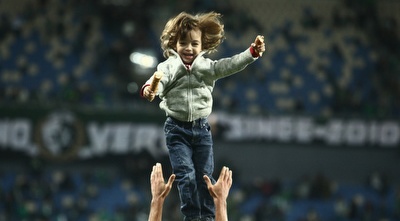 מקפיצים ילד באוויר (עמית מצפה)