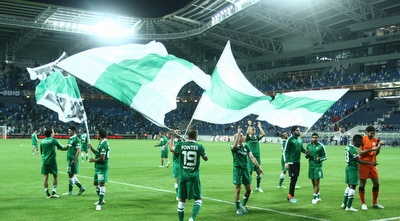 שחקני מכבי חיפה חוגגים (עמית מצפה)