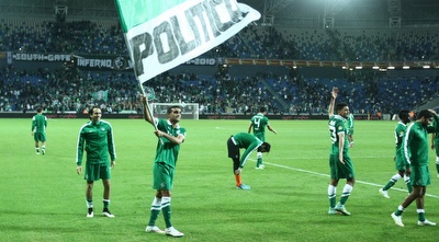 שחקני מכבי חיפה חוגגים (עמית מצפה)