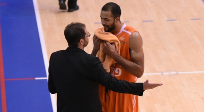 קרמייקל מקבל הוראות (נעם מורנו)