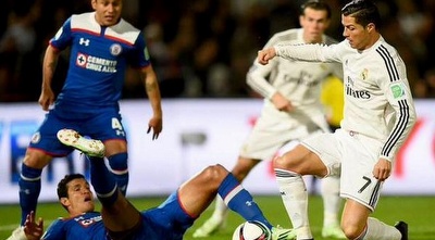 רונאלדו נאבק על כדור