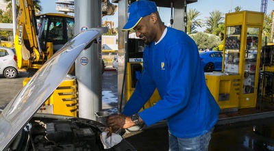 דווין סמית´ בודק שמן ומים (לם וליץ סטודיו) דווין סמית´ בודק שמן ומים (לם וליץ סטודיו)