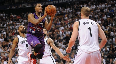 קייל לאורי מרחף בין שחקני ברוקלין (רויטרס)