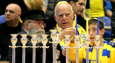 הדלקת נרות בהיכל (משה חרמון)