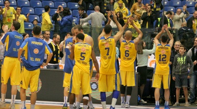 שחקני מכבי מודים לקהל (משה חרמון)