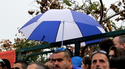 הקהל מסתתר בפני הגשם (יניב גונן)