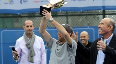 דודי מניף את הגביע (יניב גונן)