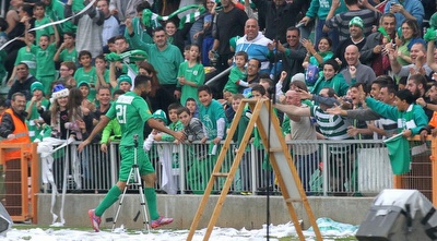 יצחק חוגג עם הקהל הירוק (רדאד ג´בארה) יצחק חוגג עם הקהל הירוק (רדאד ג´בארה)