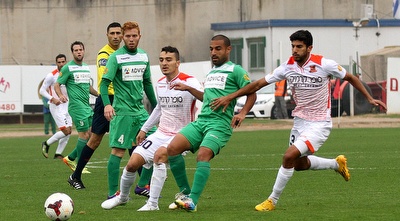 בן צעירי מנסה להגיע לכדור (רדאד ג´בארה) בן צעירי מנסה להגיע לכדור (רדאד ג´בארה)