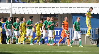 שחקני הקבוצות עולים לכר הדשא (משה חרמון) שחקני הקבוצות עולים לכר הדשא (משה חרמון)