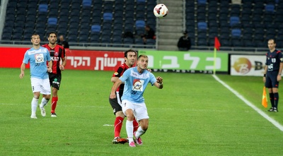 רז שטיין משתלט על הכדור (חגי ניזרי)