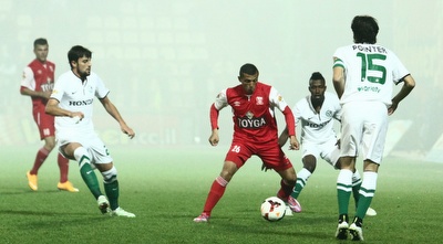 מוגרבי מוקף בשחקני חיפה (עמית מצפה)