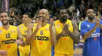 שחקני מכבי ת&qout;א מרוצים (משה חרמון)