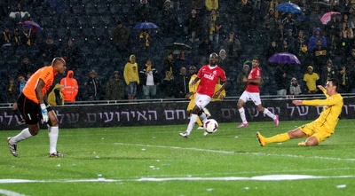 קוראץ´ מנסה להגיע לכדור (אורן בן חקון)