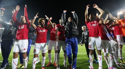 שחקני הפועל ב&qout;ש חוגגים ניצחון (אורן בן חקון) שחקני הפועל ב&qout;ש חוגגים ניצחון (אורן בן חקון)