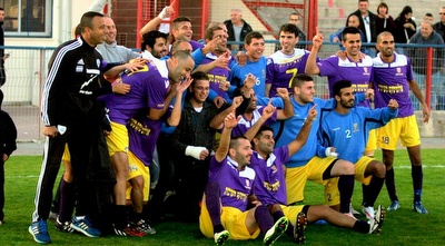 שחקני מ.כ. חולון חוגגים (משה חרמון)