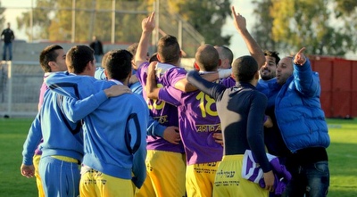 שחקני מ.כ. חולון חוגגים (משה חרמון)