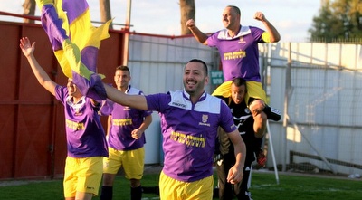 שחקני מ.כ. חולון חוגגים (משה חרמון)