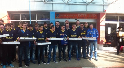 שחקני הנוער של מכבי ת&qout;א בבית החולים