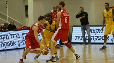 דאגלס מתחיל התקפה (חגי ניזרי)