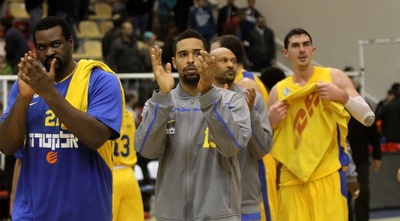 שחקני מכבי מודים לקהל (חגי ניזרי)