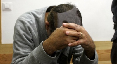 עופר צברי מכסה את ראשו בבית המשפט (חגי ניזרי)