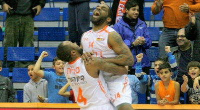 שחקני ראשל&qout;צ חוגגים (משה חרמון)