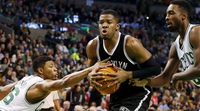 ג´ו ג´ונסון מנסה לשמור על הכדור (רויטרס) ג´ו ג´ונסון מנסה לשמור על הכדור (רויטרס)