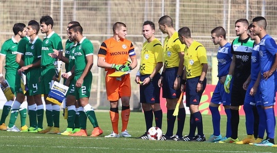 שחקני הקבוצות לפני המשחק (עמית מצפה)