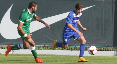 רותם גולן מנסה לשמור על הכדור (עמית מצפה)