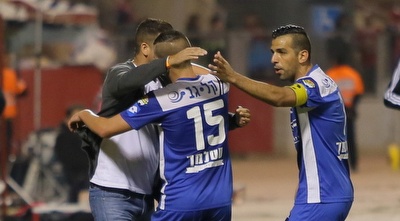 שחקני פ&qout;ת חוגגים עם בראון (מרטין גוטדאמק)