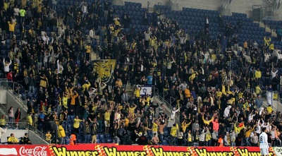 אוהדי נתניה שמחים ביציעי המושבה (חגי ניזרי)