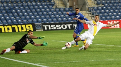 אריאל הרוש יוצא אל הכדור (חגי ניזרי)