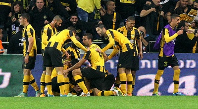 שחקני בית&qout;ר חוגגים (רדאד ג´בארה)