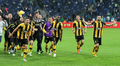 שחקני בית&qout;ר חוגגים בסמי עופר (רדאד ג´בארה)