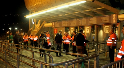 כמה סדרנים יש בתמונה על כל אוהד? (רדאד ג´בארה)