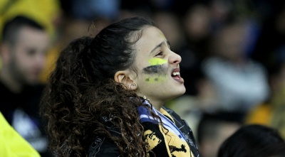 אוהדת בית&qout;ר נראית סובלת (רדאד ג´בארה)