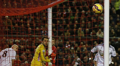 שלבי נוגח לשערו שלו (רויטרס)