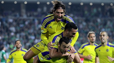 שחקני מכבי ת&qout;א חוגגים (יניב גונן) שחקני מכבי ת&qout;א חוגגים (יניב גונן)